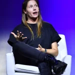 Charlotte de Witte sentada en un escenario durante una charla