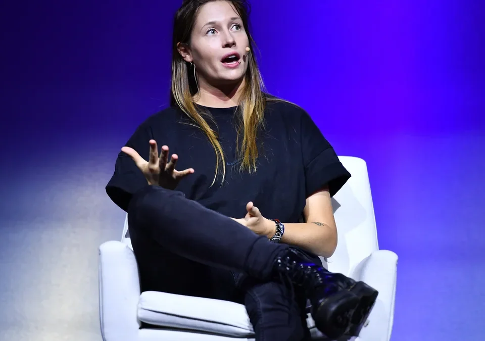 Charlotte de Witte sentada en un escenario durante una charla