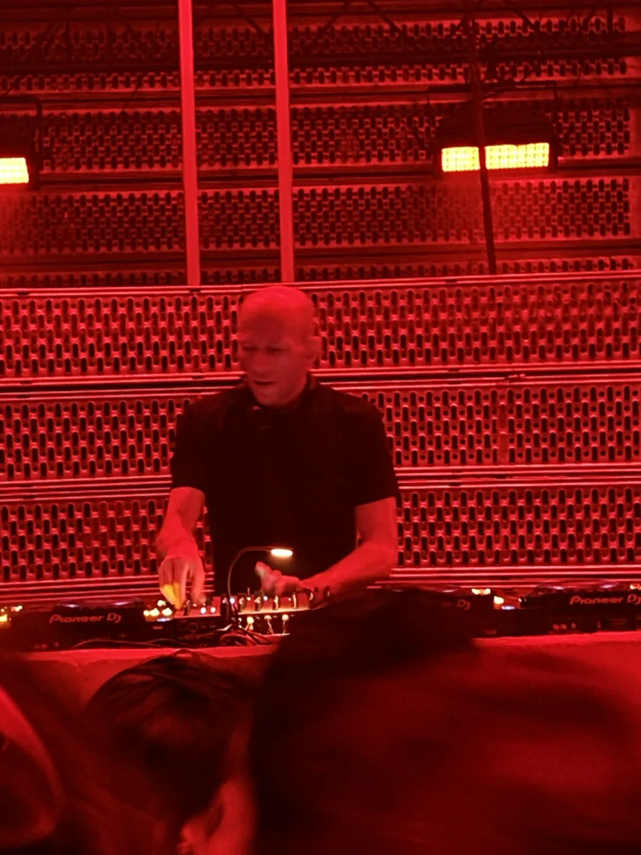 DVS1 pinchando en una cabina iluminada de rojo