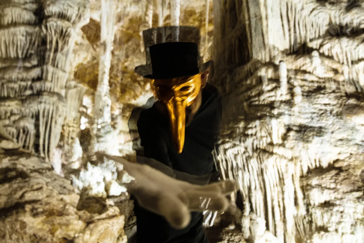 Claptone con su máscara dorada de pico y chistera
