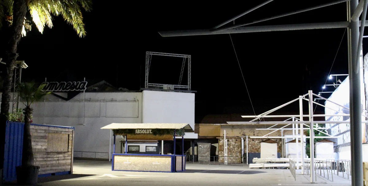 Fachada exterior de Amnesia Ibiza con su rótulo de noche