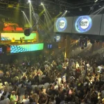 Pista de baile llena en la sala principal de Amnesia Ibiza