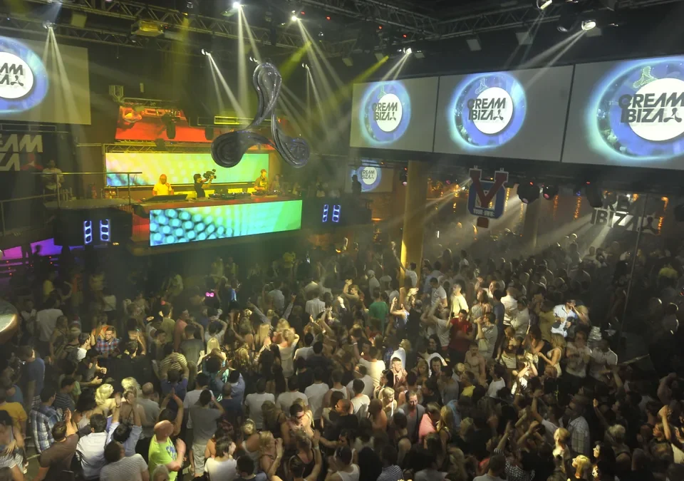 Pista de baile llena en la sala principal de Amnesia Ibiza