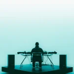 Hot Since 82 de espaldas ante sus platos en una sala de luz turquesa