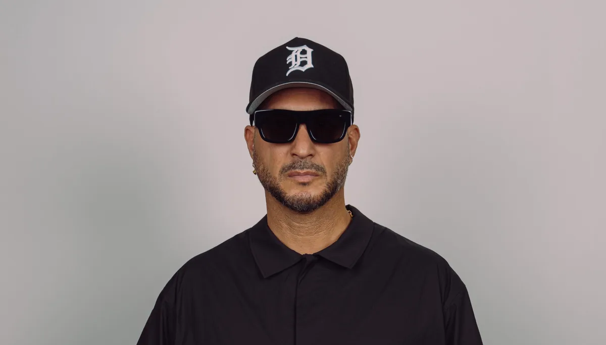 Loco Dice con gorra y gafas de sol