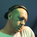Marco Carola pinchando con los cascos puestos