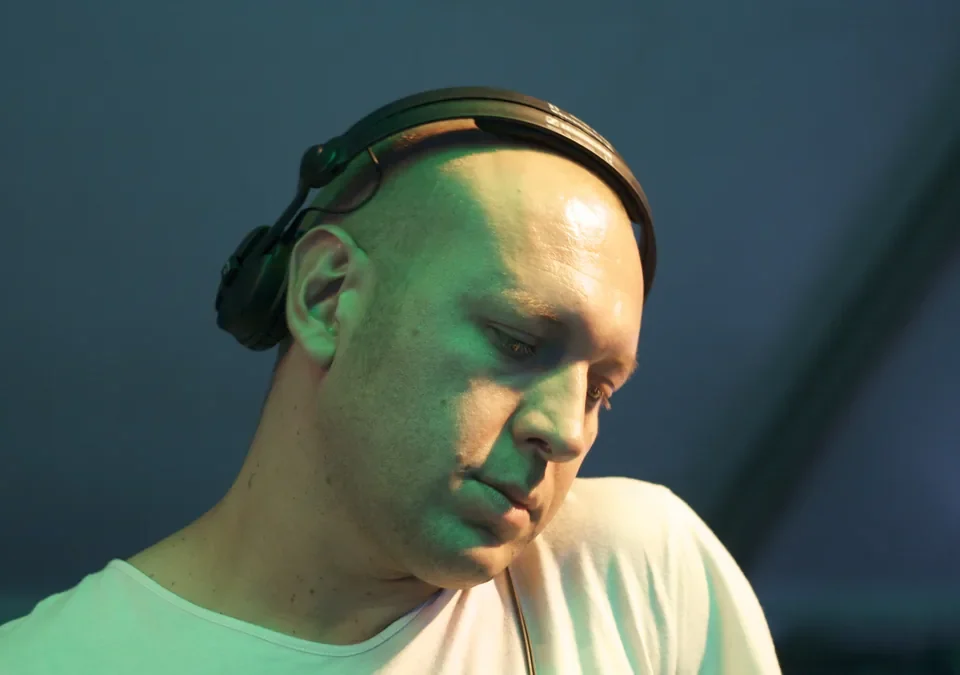 Marco Carola pinchando con los cascos puestos