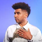 Jamie Jones, fundador de Paradise, con la mano en el pecho sobre fondo azul