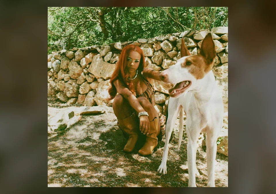 TSHA junto a un podenco en una imagen promocional