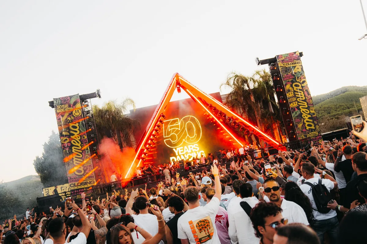Público frente al escenario en forma de pirámide del Anniversary Area de Amnesia