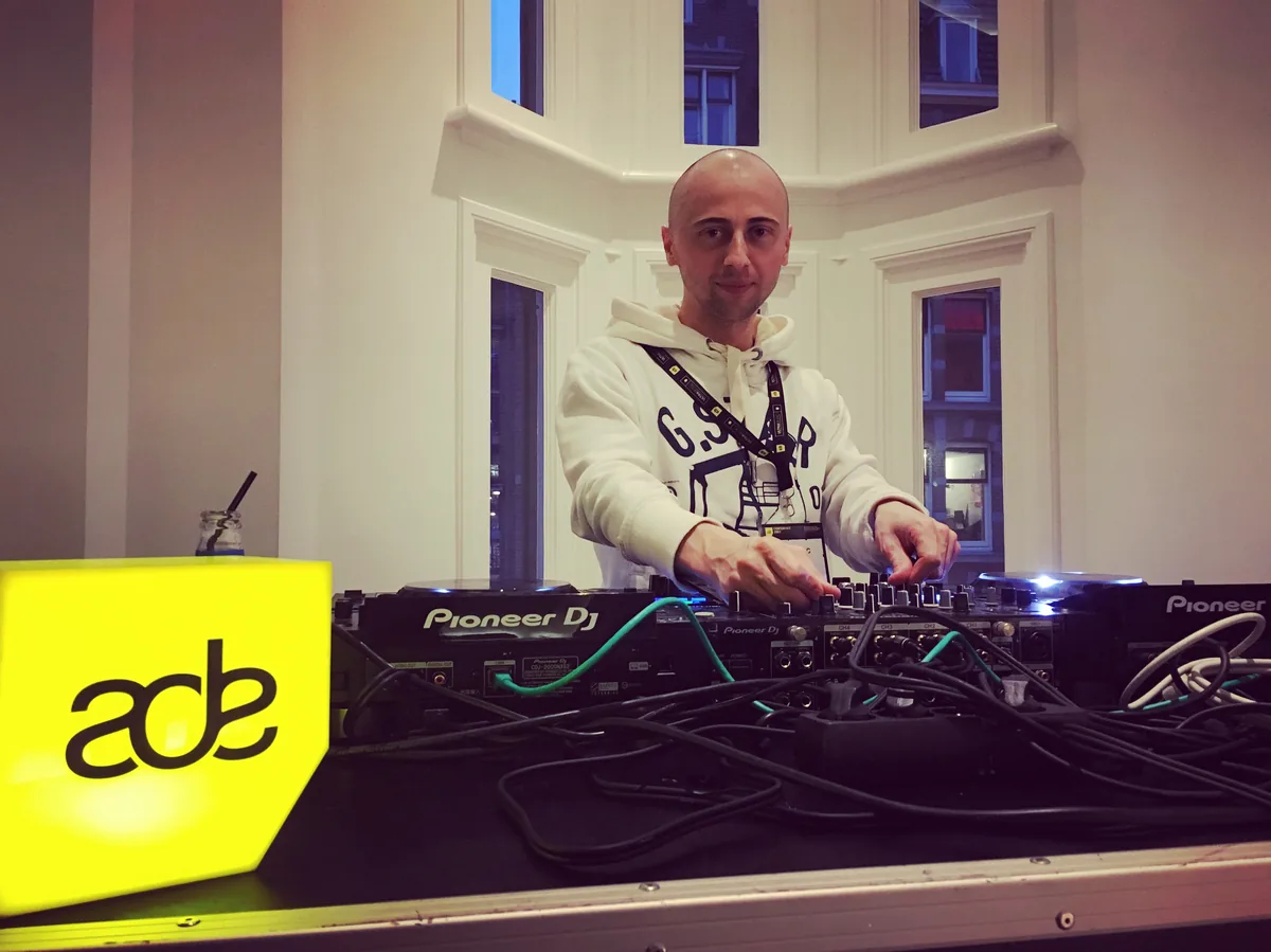 Un DJ pincha junto al logo de ADE en Ámsterdam