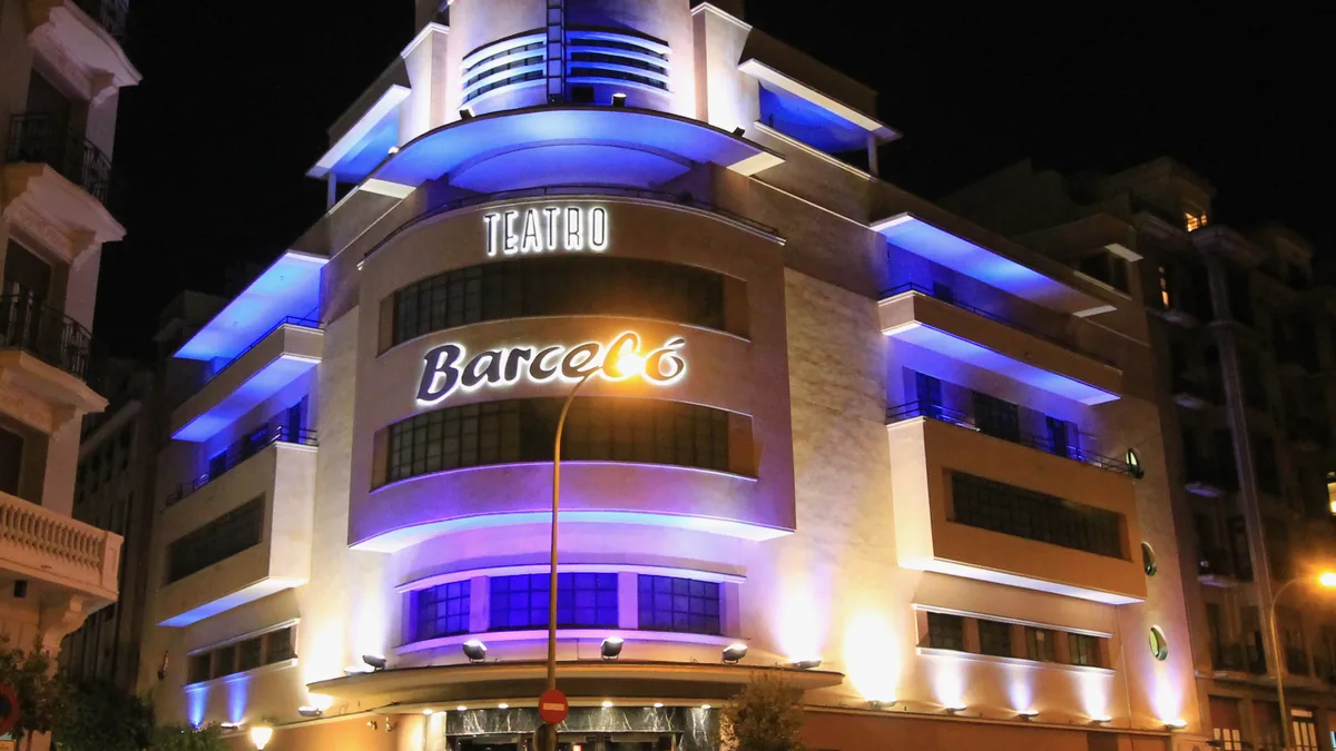 Fachada iluminada del Teatro Barceló, antigua discoteca Pachá de Madrid