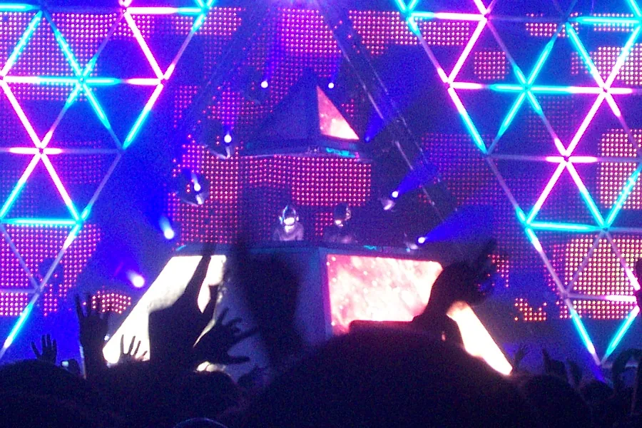 Daft Punk en la pirámide de luces en Bercy, París, en 2007