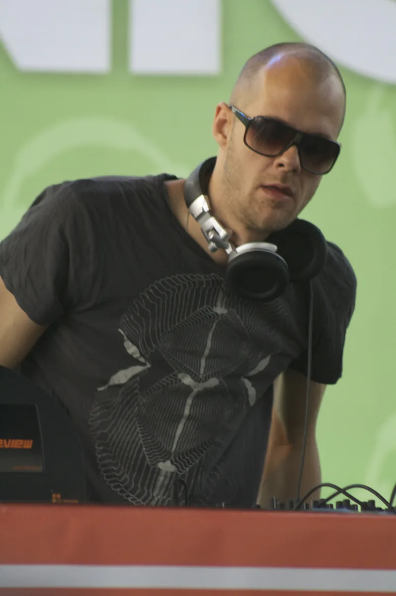 Adam Beyer pinchando con gafas de sol