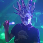 Boris Brejcha con la máscara del Joker pinchando