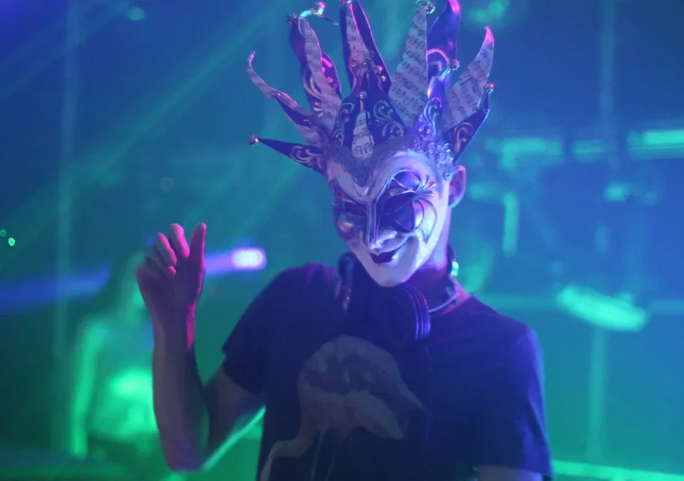 Boris Brejcha con la máscara del Joker pinchando