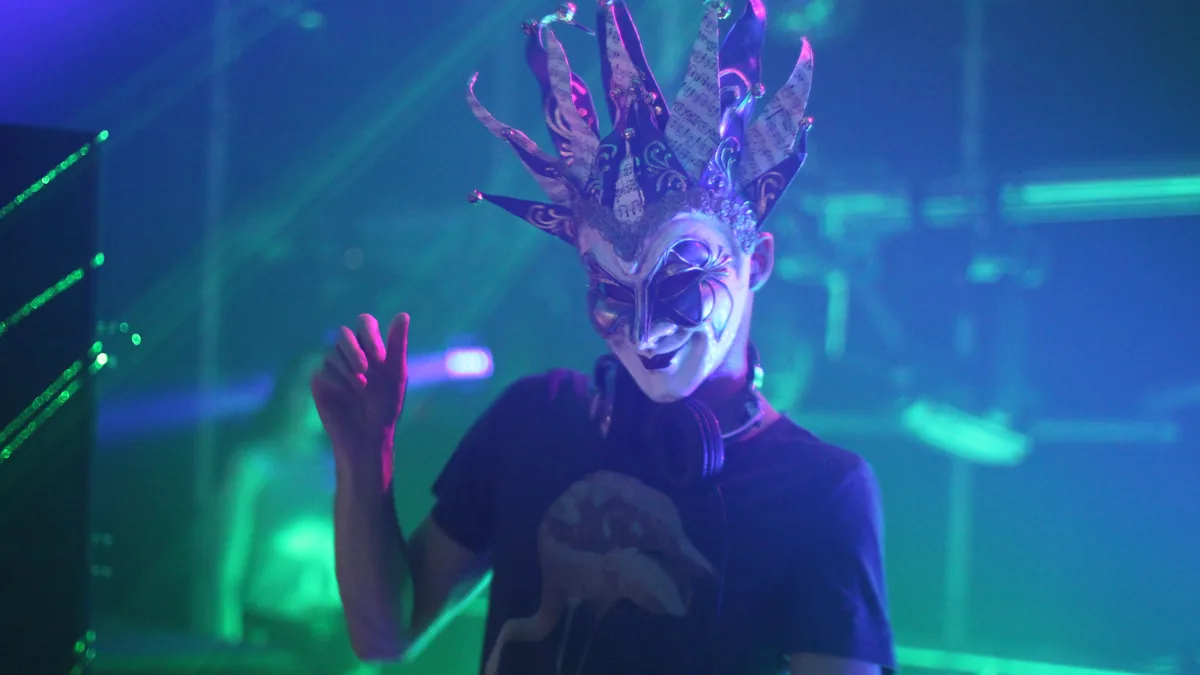 Boris Brejcha con la máscara del Joker pinchando
