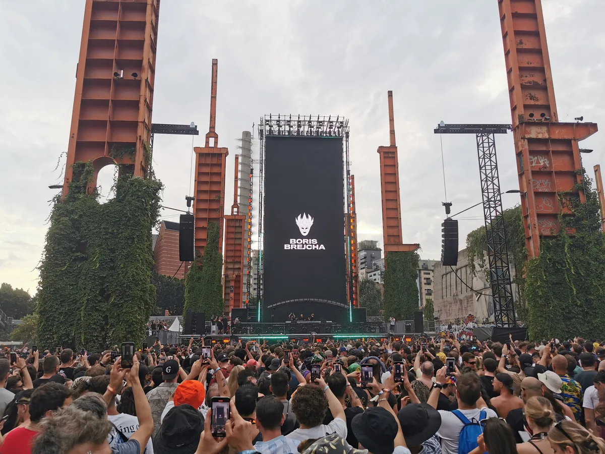 Público ante el escenario de Boris Brejcha en Kappa FuturFestival 2025
