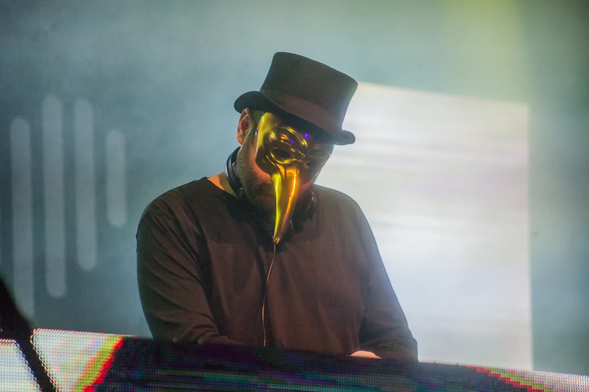Claptone con su máscara dorada y sombrero de copa en la cabina