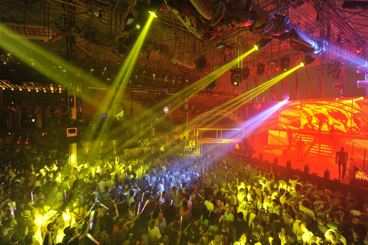 Público bajo los focos en la pista principal de Amnesia