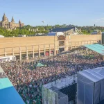 Público en el Sónar by Day de 2016 con el Palau Nacional de Montjuïc al fondo