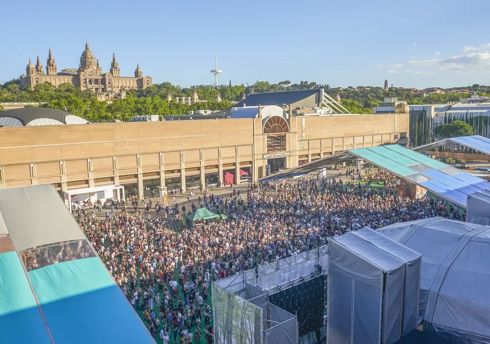 Público en el Sónar by Day de 2016 con el Palau Nacional de Montjuïc al fondo