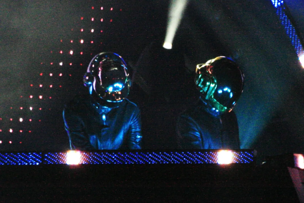 Thomas Bangalter y Guy-Manuel de Homem-Christo con sus cascos en la gira Alive