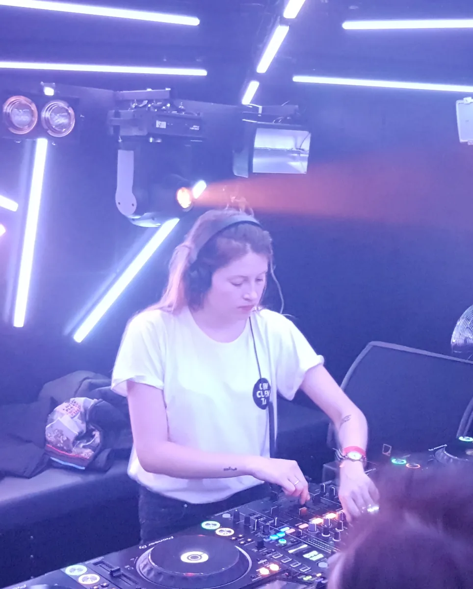 Charlotte de Witte pinchando en una cabina