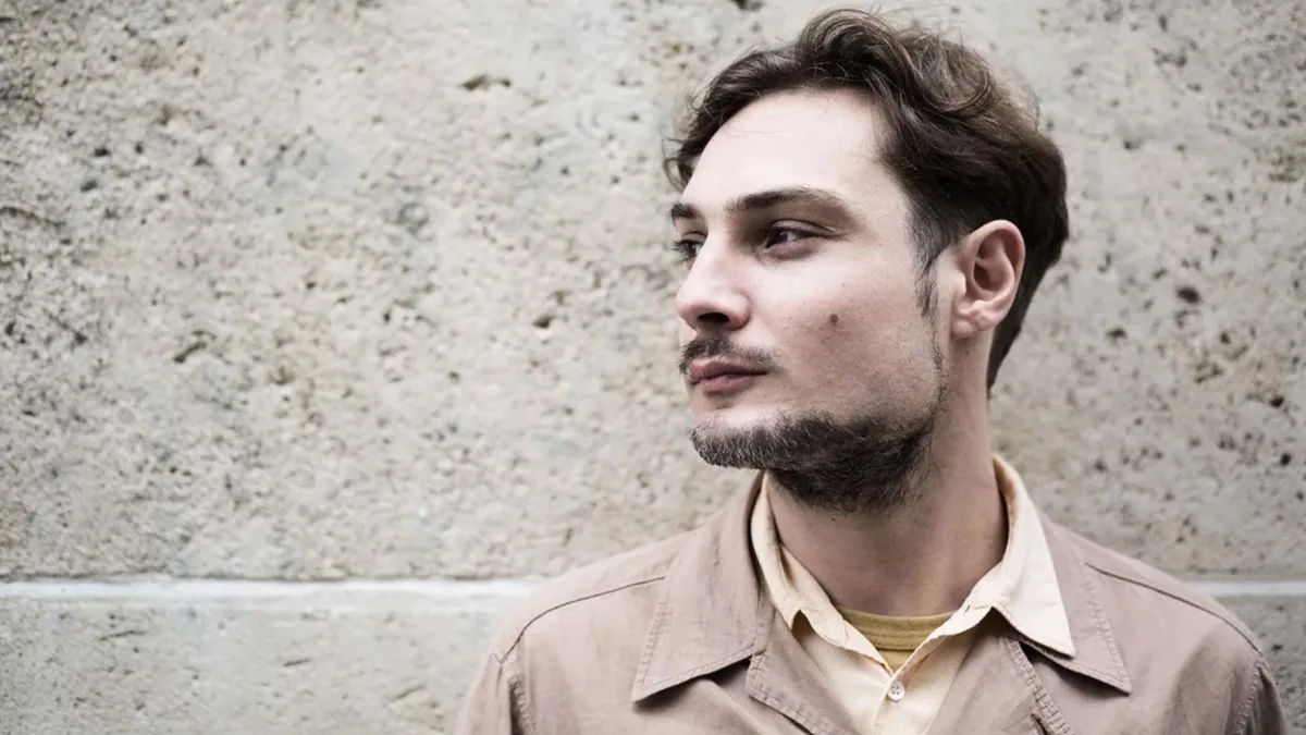 Danilo Plessow, MCDE, retratado ante una pared de piedra