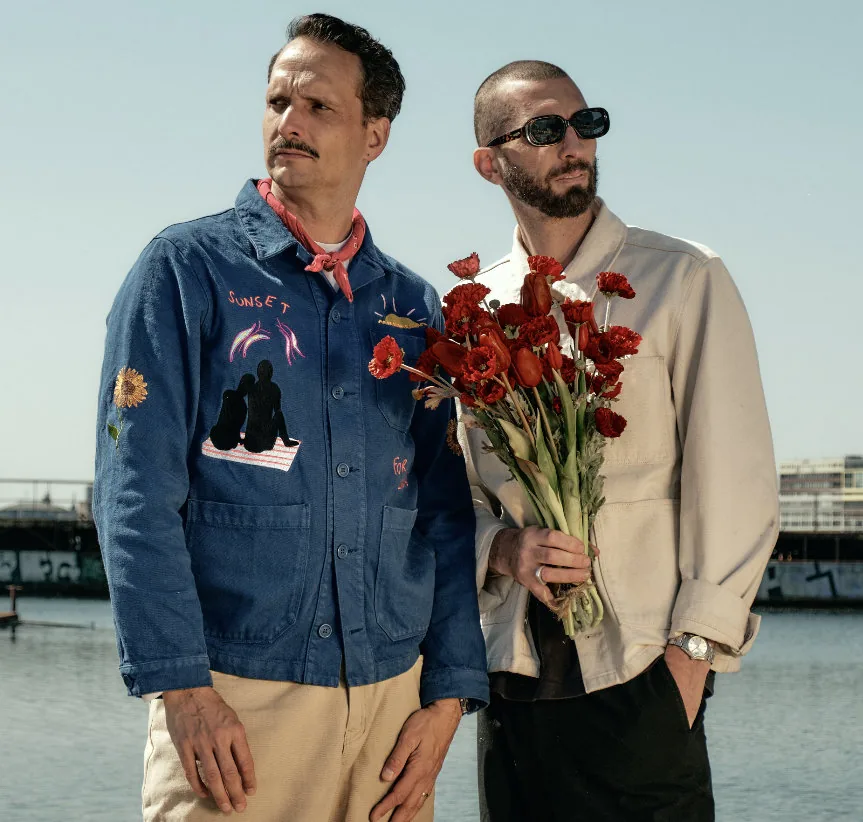 Dam Swindle con un ramo de flores rojas