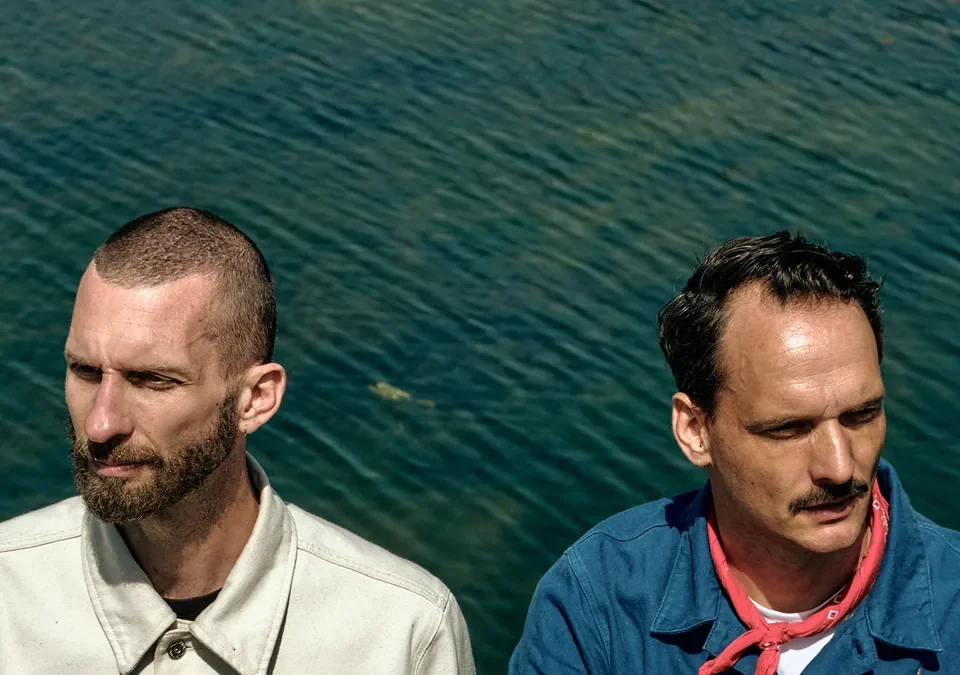 Lars Dales y Maarten Smeets, de Dam Swindle, junto al agua
