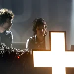 Gaspard Augé y Xavier de Rosnay, de Justice, tras su cruz luminosa en directo