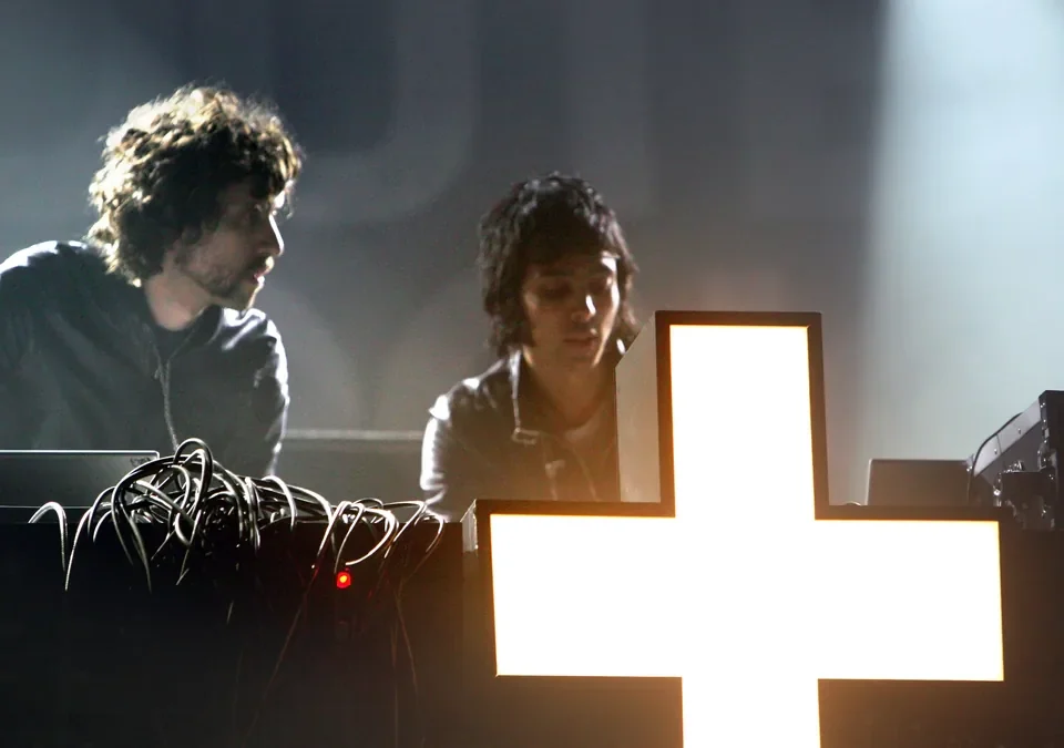 Gaspard Augé y Xavier de Rosnay, de Justice, tras su cruz luminosa en directo