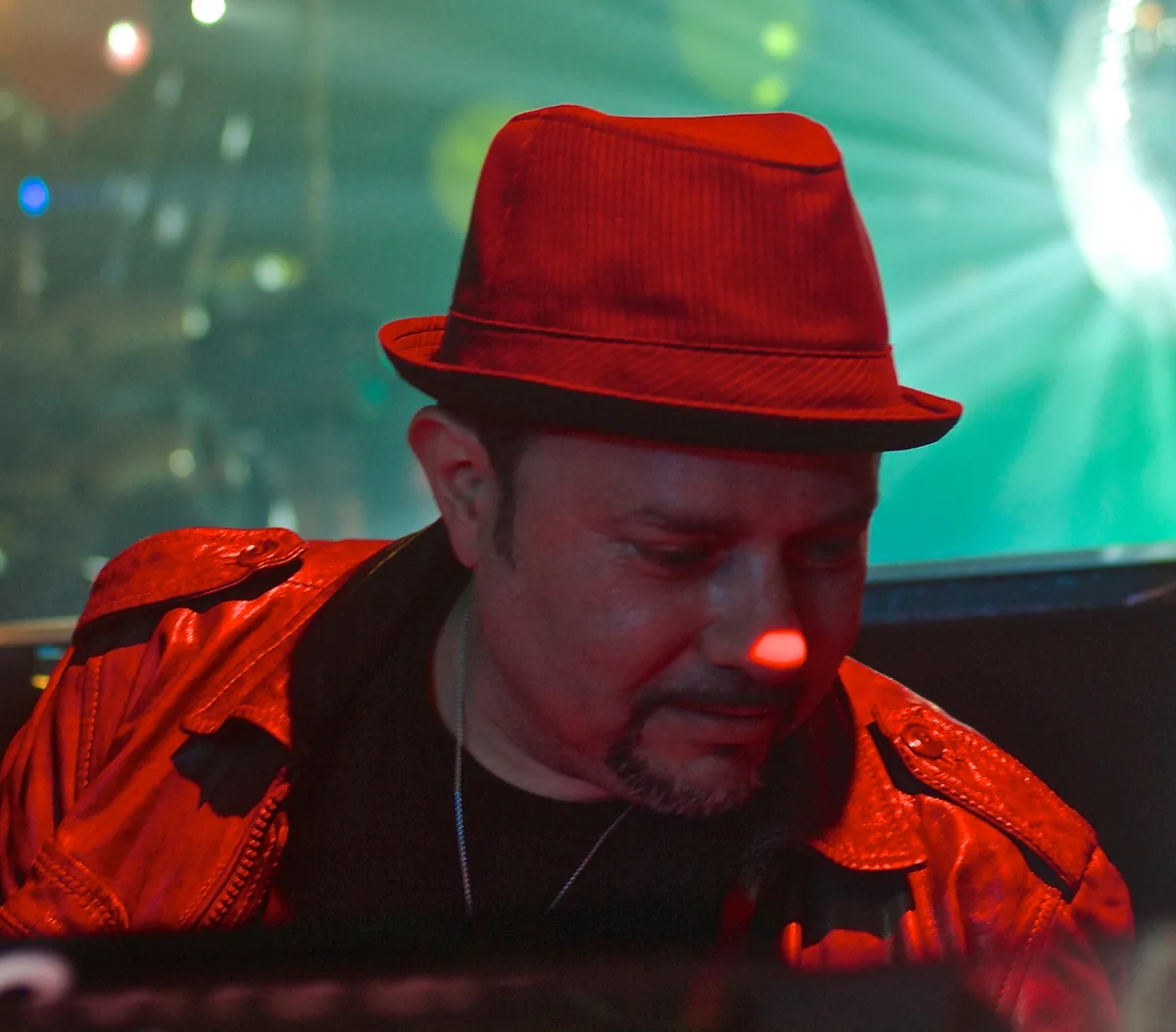 Louie Vega pinchando con sombrero rojo