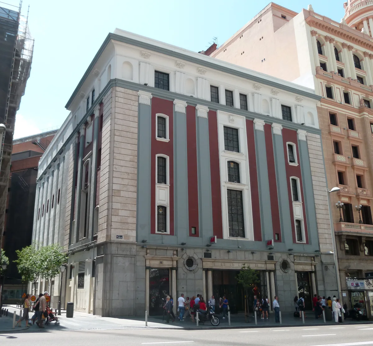 Edificio del número 37 de la Gran Vía de Madrid, donde estuvo Pasapoga
