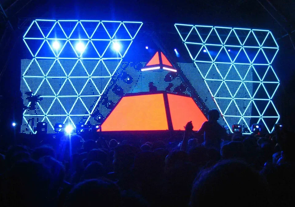 La pirámide de luces de Daft Punk en un concierto de su gira